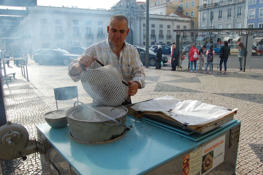 seller of roasted chesnuts near Sta Apolonia station in Lisbondevant la gare Santa Apolonia de Lisbonne